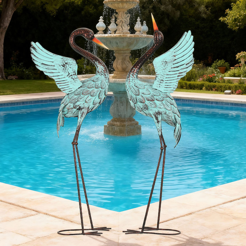 Statue de jardin héron bleu en métal fabriquée à la main 47,5 po avec piquets au sol, vert patiné patiné (ensemble de 2)
