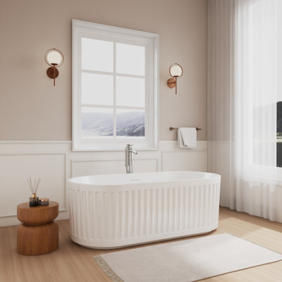 Baignoire autoportante 67 po Carmela en blanc, bonde en chrome poli, garniture de trop-plein et robinet de plancher en chrome poli