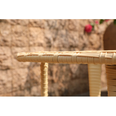 Table d'appoint extérieure en résine tressée avec dessus en verre trempé, table de patio à 2 niveaux avec tablette de rangement, petite table de patio