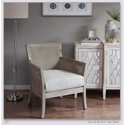 Charmant fauteuil en canne pour une vie décontractée et un décor élégant, combinant confort et élégance dans n'importe quelle pièce