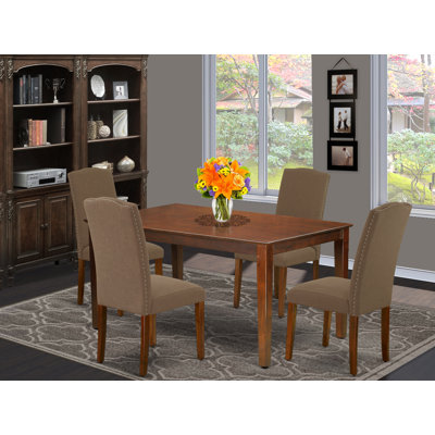 L'ensemble de 5 tables de cuisine pour 4 personnes comprend une table de salle à manger rectangulaire et 4 chaises Parson en simili cuir brun, 36 x 60 pouces, acajou