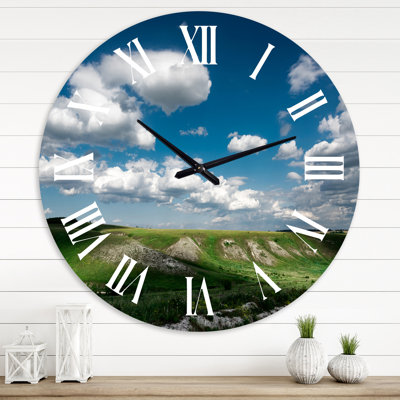 Ciel bleu avec des nuages blancs sur MountaIn Horizon - Horloge murale traditionnelle