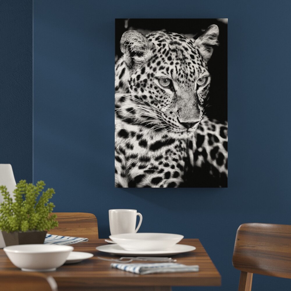 Leinwandbild Leopard mit blauen Augen in Monochrom