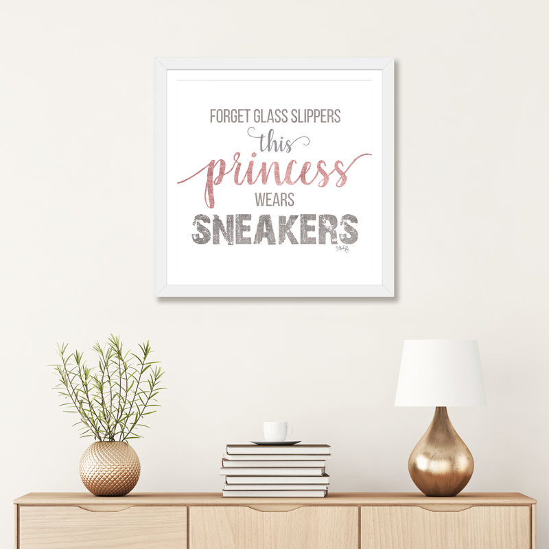 Cette princesse porte des espadrilles par Marla Rae - impression d'art textuel, H 24 po x l 24 po x p 1 po, Blanc