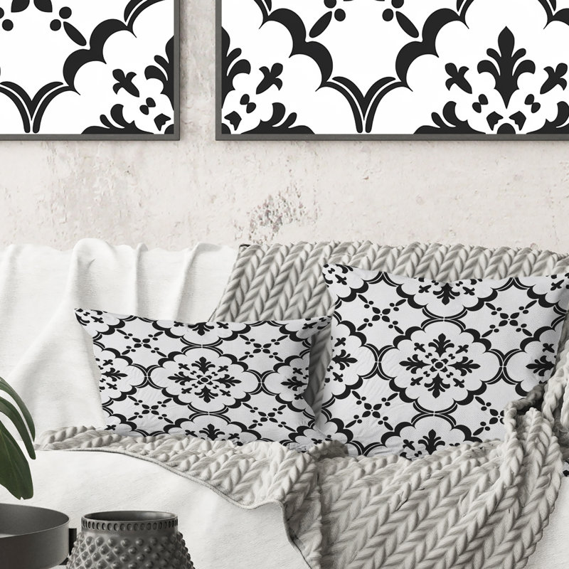 Coussin décoratif noir à motif quadrilobe noir et blanc, H 18 po x l 18 po