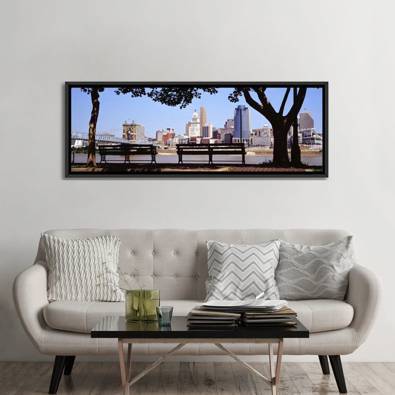 «Cincinnati, OH», reproduction de photo sur toile, H 16 po x l 48 po x P 1,5 po, Cadre noir