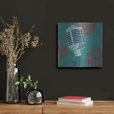 «Type Mic Square» par Michael Mullan, art mural en métal