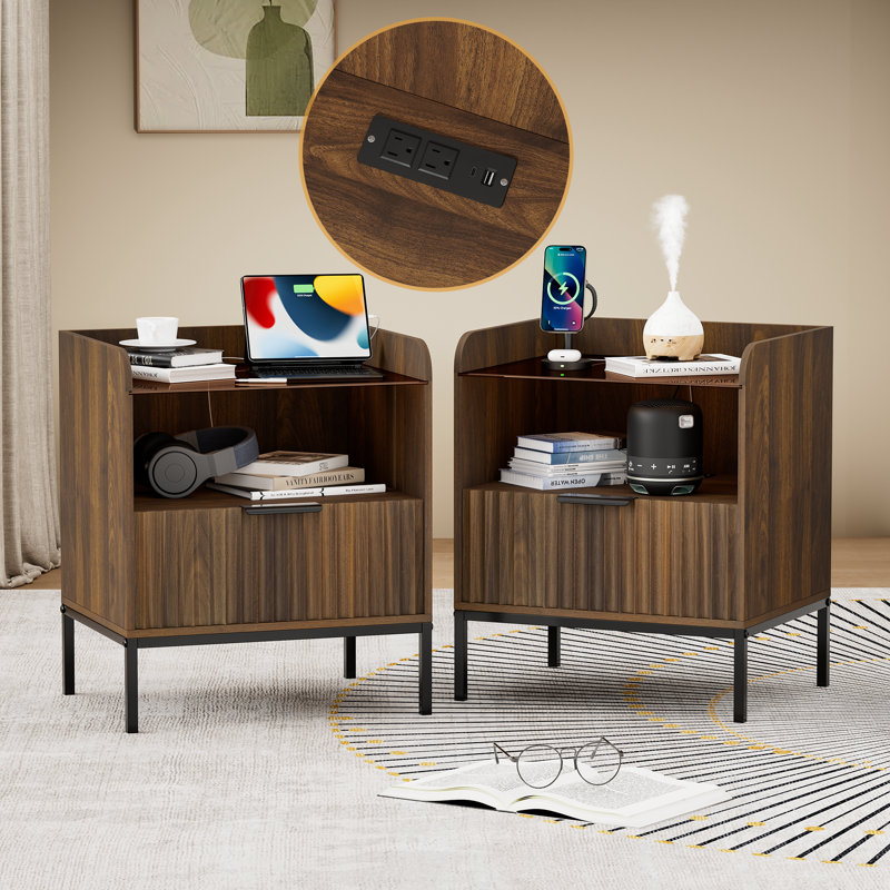 Table de chevet moderne de 18,9 po de largeur Mid-Century avec prises intégrées, plateau en verre et pieds en métal, table de chevet en bois avec 1 tiroir et rangement ouvert (ensemble de 2)