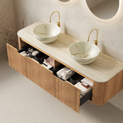 Meuble-lavabo de 60 po avec lavabo et lavabos 60 po, bords rayés et courbes avec 2 tiroirs, 2 cuves blanches en céramique et plateau en pierre frittée à motif de travertin, pré-assemblé, grain de bois naturel