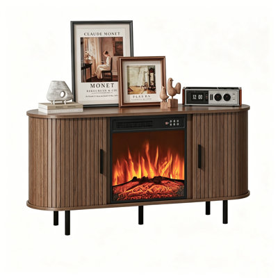 Meuble télé 55 po en forme de noyer cannelé avec foyer électrique de 18 po, console multimédia moderne Mid-Century pour téléviseur de 65 po ou moins, riche meuble en grain de bois brun avec portes coulissantes