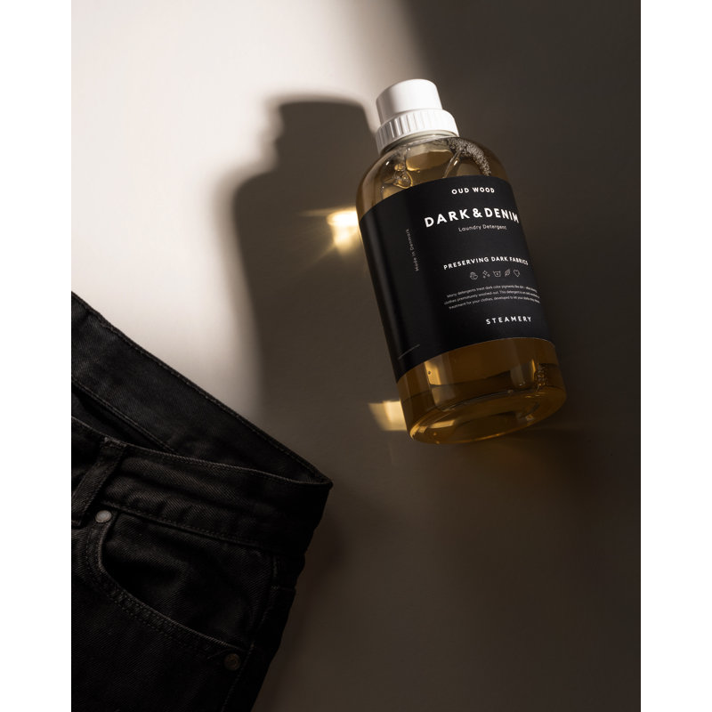 Détergent à lessive foncé et denim