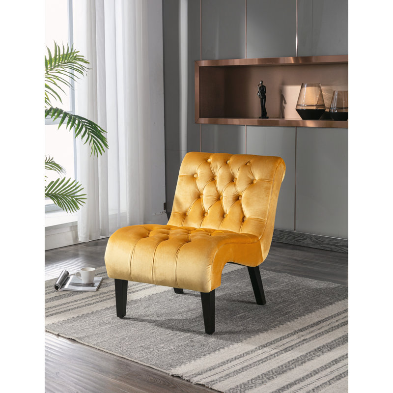 Chaise rembourrée en tissu avec boutons et pieds en bois, Moutarde