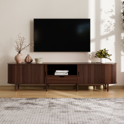 Meuble télé avec rangement pour téléviseur de 65 à 85 po, centre de divertissement avec prise de courant, console multimédia cannelée avec portes coulissantes, console de télévision en bois de style Mid-Century avec tiroirs et tablettes pour le salon