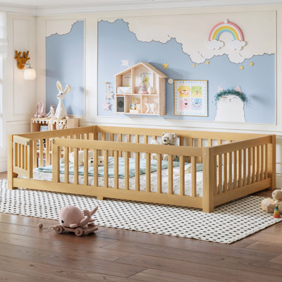 Lit double pleine grandeur pour enfant avec garde-corps de sécurité et porte amovible, lit bas pour tout-petit, naturel