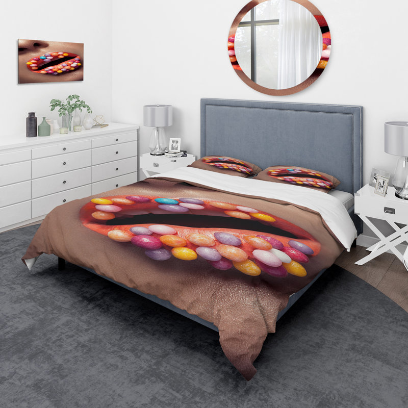 Gros plan sur le maquillage créatif sur les lèvres avec des sucettes - Ensemble de housse de couette moderne - Polyester en microfibre