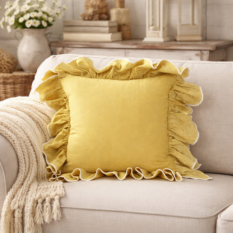 Coussin décoratif en coton avec bordure à volants 18 po x 18 po Ruffled Edge, Jaune moutarde