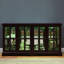 Vitrine exquise antique en cerisier avec tablettes réglables et éclairage décoratif en panneau arrière en acrylique