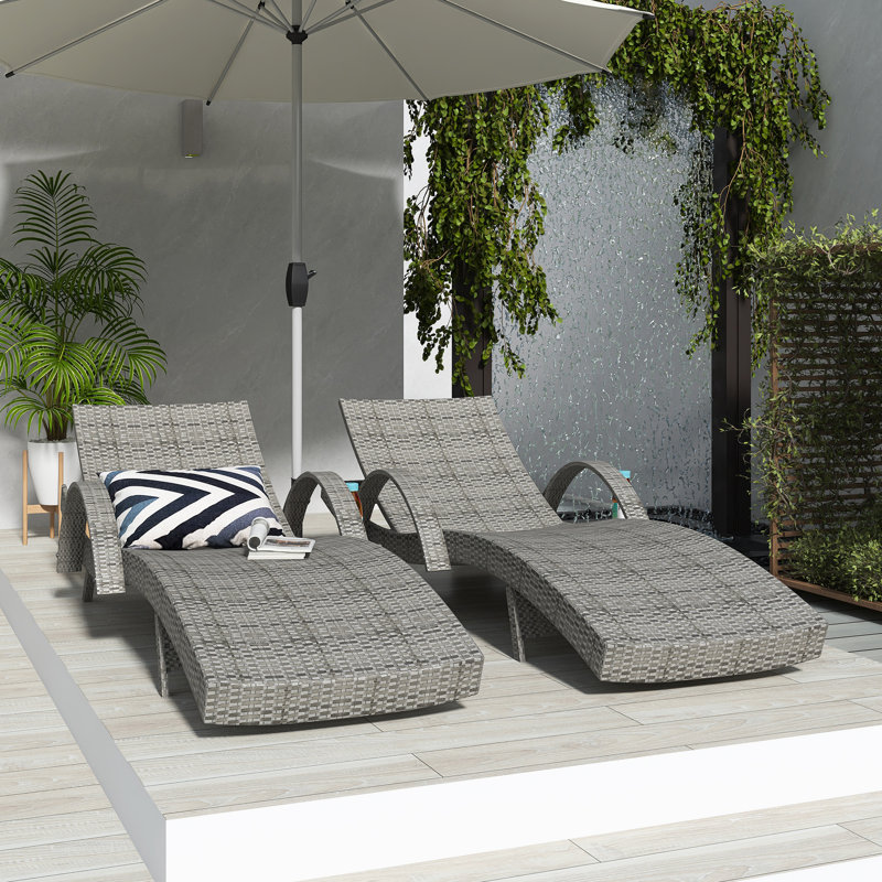 Ensemble de chaises longues grises en osier de 80 pouces avec dossier réglable à 5 niveaux et table d'appoint escamotable en rotin