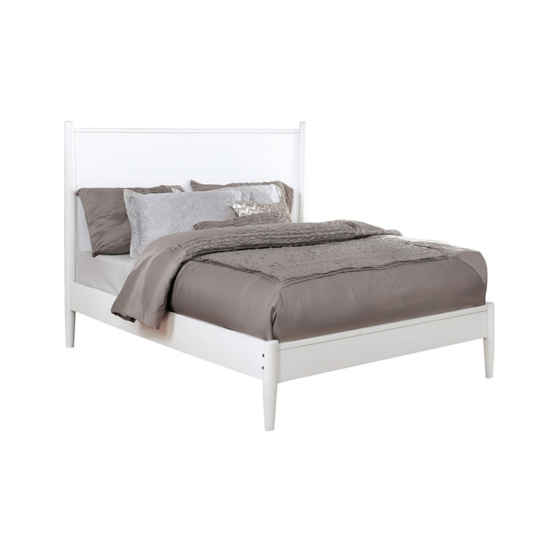 Grand lit plateforme Mid-Century blanc avec dossier confortable, pieds ronds fuselés, pas de sommier tapissier, décor de chambre à coucher moderne en bois blanc, base à lattes pour l'air