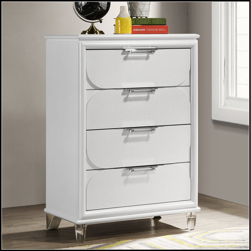 Commode 5 tiroirs Contemporary White Glam Pearl avec poignées en acrylique et panneaux en relief
