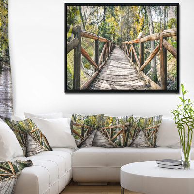 Pont en bois dans la forêt - reproduction de photo