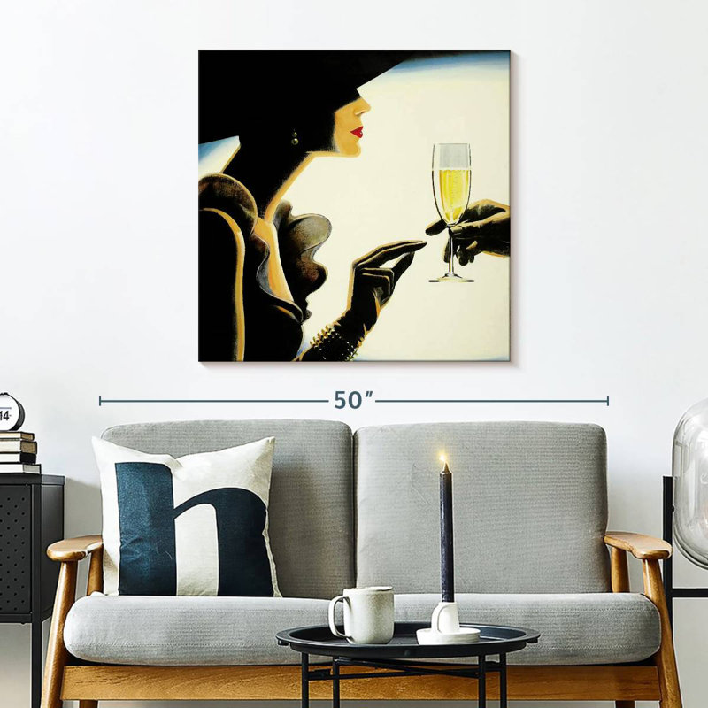 Leisha, femme chic, accepte un verre de champagne, H 30 po x l 30 po