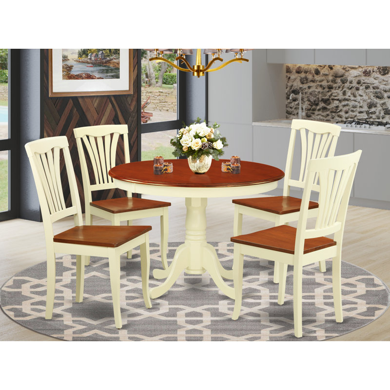 L'ensemble de table de cuisine 5 pièces pour 4 personnes comprend une table ronde avec piédestal et 4 chaises de salle à manger, 42 po x 42 po, babeurre et cerise