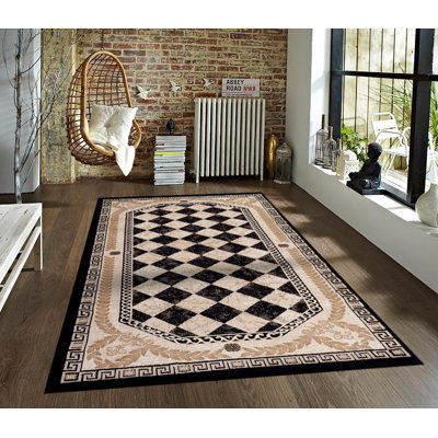 Tapis noir à motifs géométriques