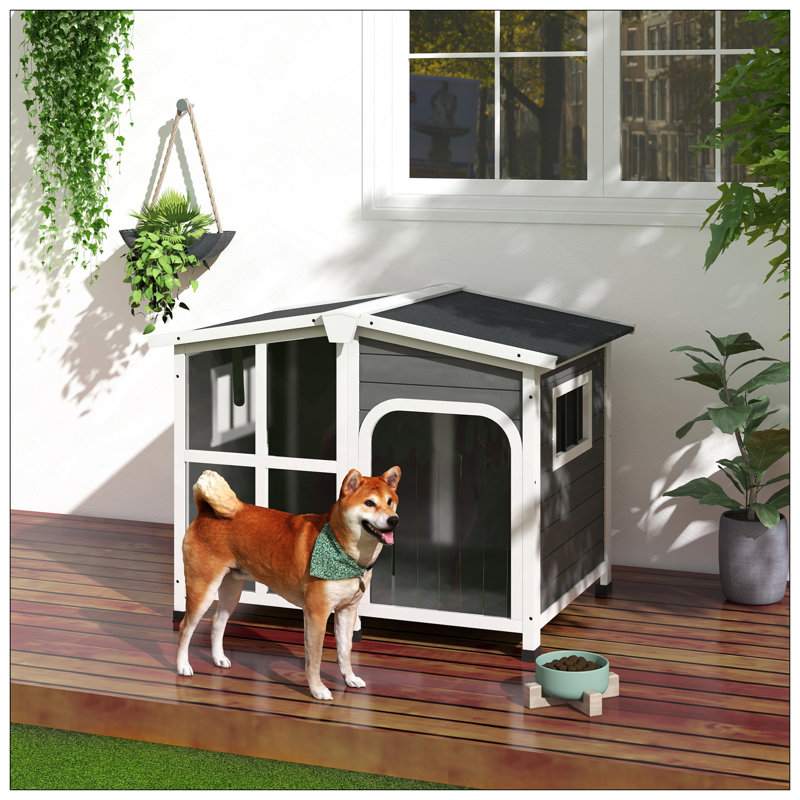 Niche pour chien en bois de style chalet avec toit ouvrable, fenêtre géante et conception résistante aux intempéries