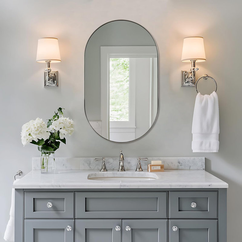 Miroir de salle de bain Kaitlee Cadre en acier inoxydable, Nickel brossé, 33 po x 20 po, Pilule