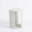 Table d'appoint hexagonale en marbre naturel blanc, surface mate lisse pour une sensation satinée, aspect doux dans la chambre à coucher,