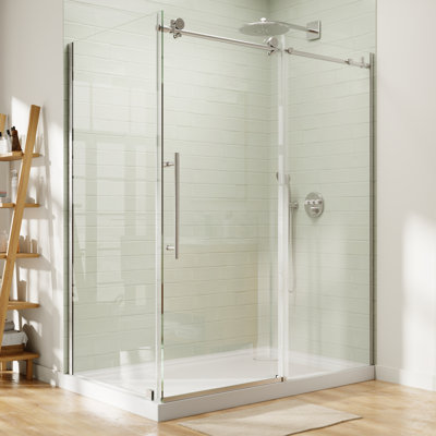 Cabine de douche coulissante semi-encadrée de 152 cm (L) x 86 cm (P) x 183 cm (H) avec verre trempé transparent de 8 mm.