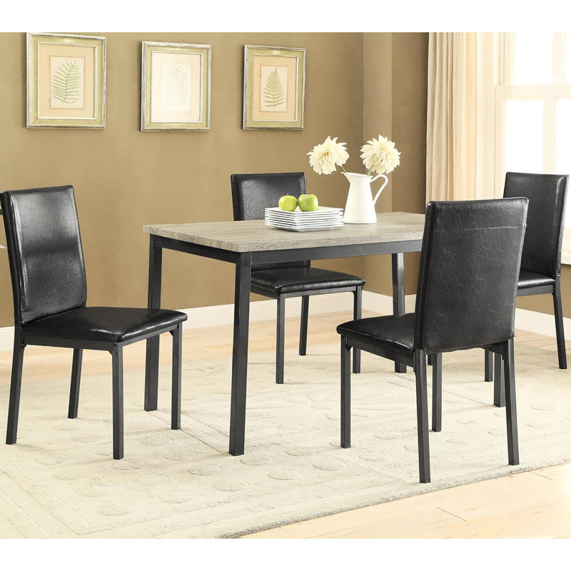 La table rectangulaire grise et noire, d'un poids de 44 lb, peut accueillir confortablement 4 personnes.