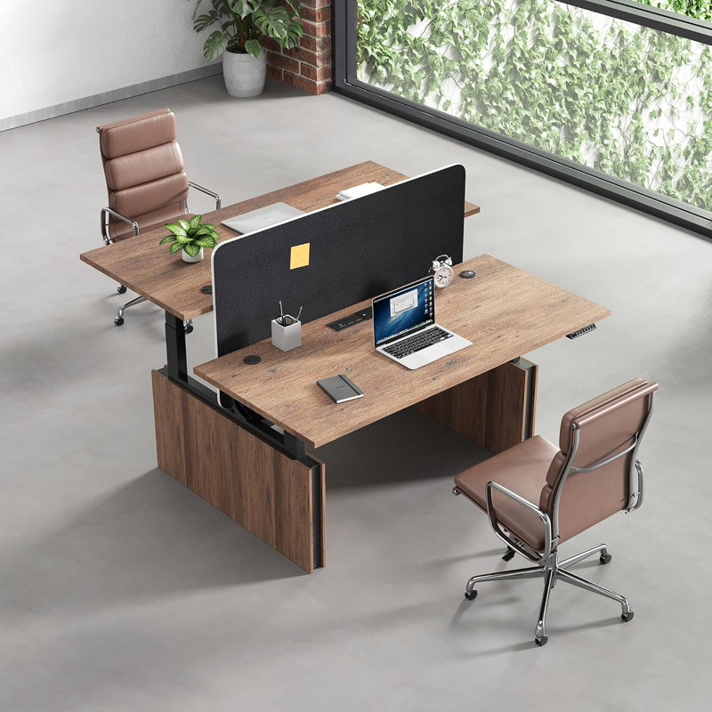 Bureau debout pour deux personnes à hauteur réglable avec cloison d'intimité, bureau d'une pièce brun clair 59 po, poste de travail assis-debout électrique avec panneau de séparation pour bureau à domicile