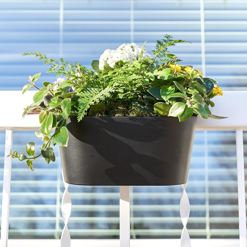 Magnifiques pots de fleurs suspendus pour une balustrade ou une clôture ...