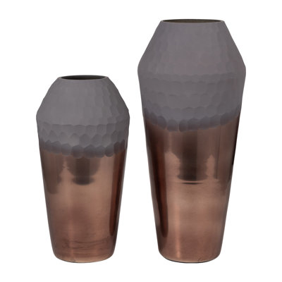 Vase en verre avec un design moderne glamour texturé, une touche sculpturale, un style contemporain élégant, des détails géométriques, une pièce décorative pour étagères ou décor de table dans des intérieurs transitionnels