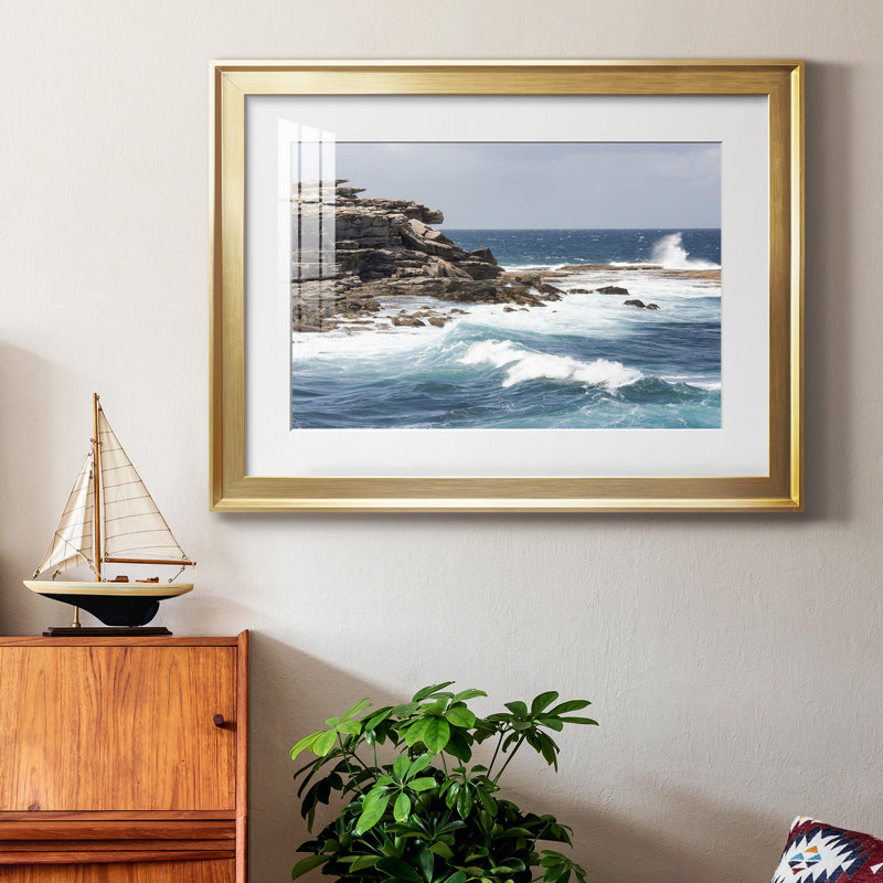 Toile de qualité supérieure Clovelly Bay - prête à être accrochée, Cadre doré, H 18,5 po x l 24,5 po x P 1 po, Blanc