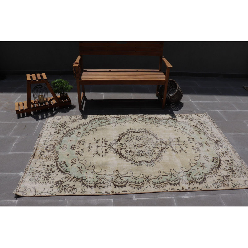Tapis turc rétro avec un motif floral complexe et des couleurs chaudes et riches pour la décoration intérieure