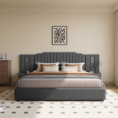 Lit plateforme tapissier en velours avec tête de lit capitonnée à rayures verticales, tables de chevet intégrées et lampes de lecture réglables, aucun sommier nécessaire