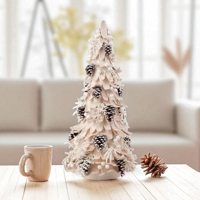 Arbre en bois naturel avec pommes de pin et baies
