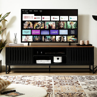 Meuble télé de 63 pouces avec grand espace de rangement, portes à rayures noires, matériau, 4 étagères, pour le divertissement à domicile, convient jusqu'à 60" 63" Console moderne offrant beaucoup d'espace pour le salon et la chambre.