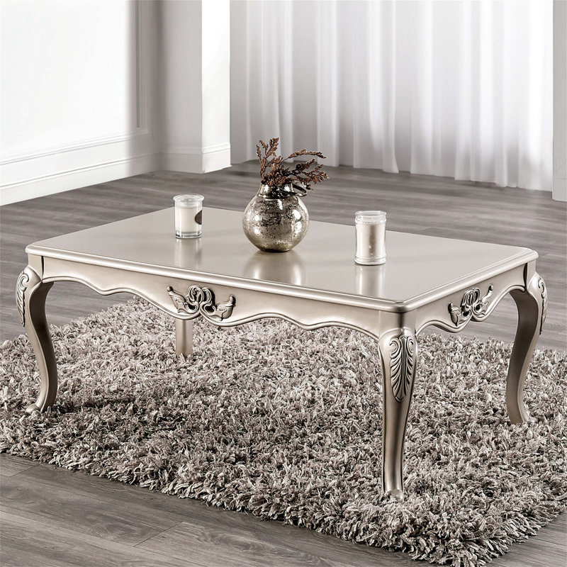 Table basse de style traditionnel avec un design sculpté, une structure en bois massif et une élégante finition champagne pour les intérieurs classiques