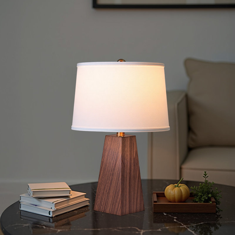 Petite lampe de table pyramidale en noyer de 21 po Naliya