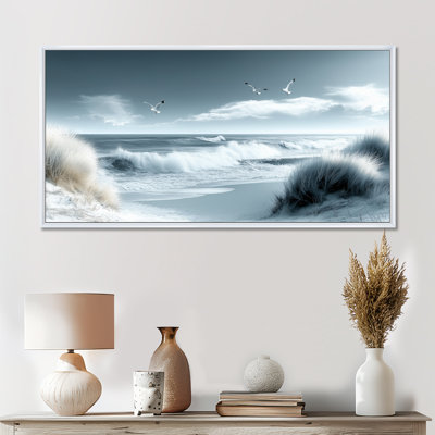 Blanc gris mouettes volant au-dessus de la plage côtière - art mural blanc nautique, impression sur toile sereine