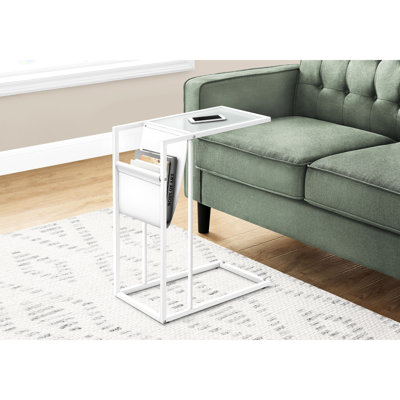 Table d'appoint moderne avec structure en métal et aspect cuir blanc avec des détails pratiques