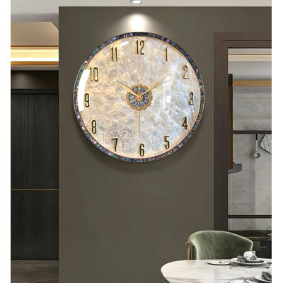 Horloge murale minimaliste en laiton et coquillage naturel pour salon