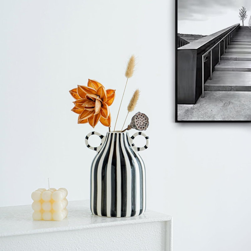 Petit vase décoratif en céramique rayé noir et blanc