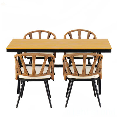 Ensemble contemporain d'extérieur avec chaises en rotin et table en plastique