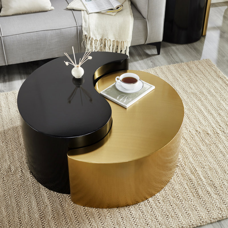 Table basse de style moderne et contemporain avec structure en fer durable et finition noire et dorée élégante