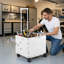 Chariot de transport robuste pliable à grande capacité de charge de 330 lb avec 4 roues tout-terrain pivotantes à 360 ° résistantes à l'usure, porte-gobelet pratique intégré et poches de rangement latérales-128590387